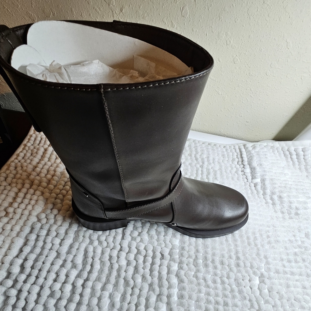 Stuart Weitzman size 8 boots